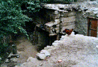 Innenhof eines Bauernhauses mit Speicher