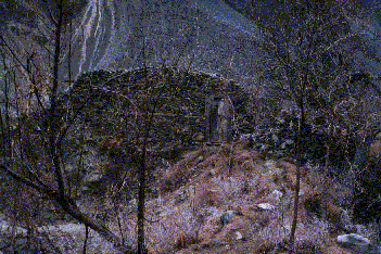 Reste des alten Sinakir. Mauer mit Tor von Rai Kot